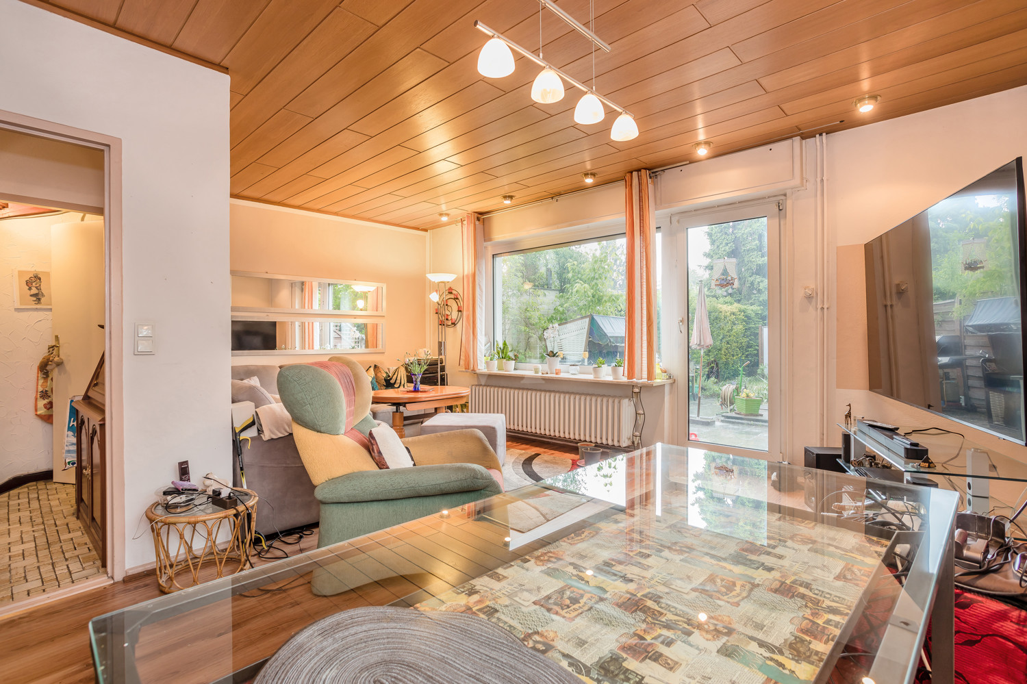 Essbereich mit offenem Wohnzimmer