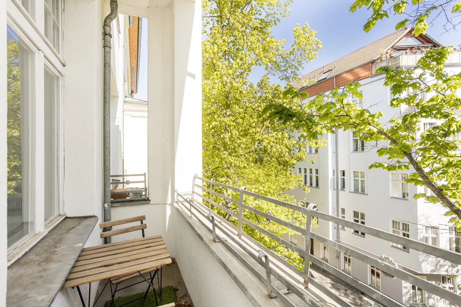 Balkon mit Blick zur Straße