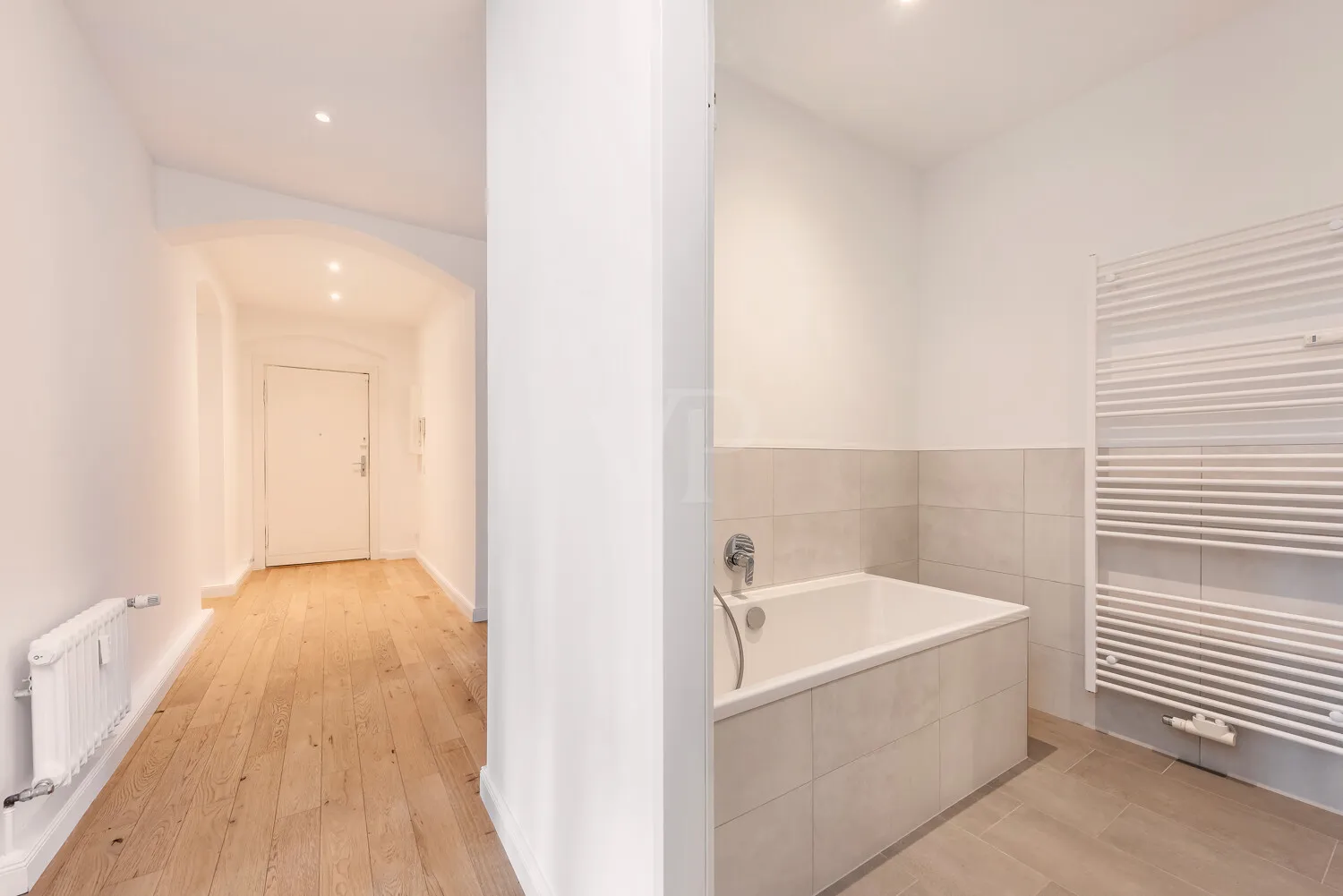 Flur mit Blick ins erste Badezimmer