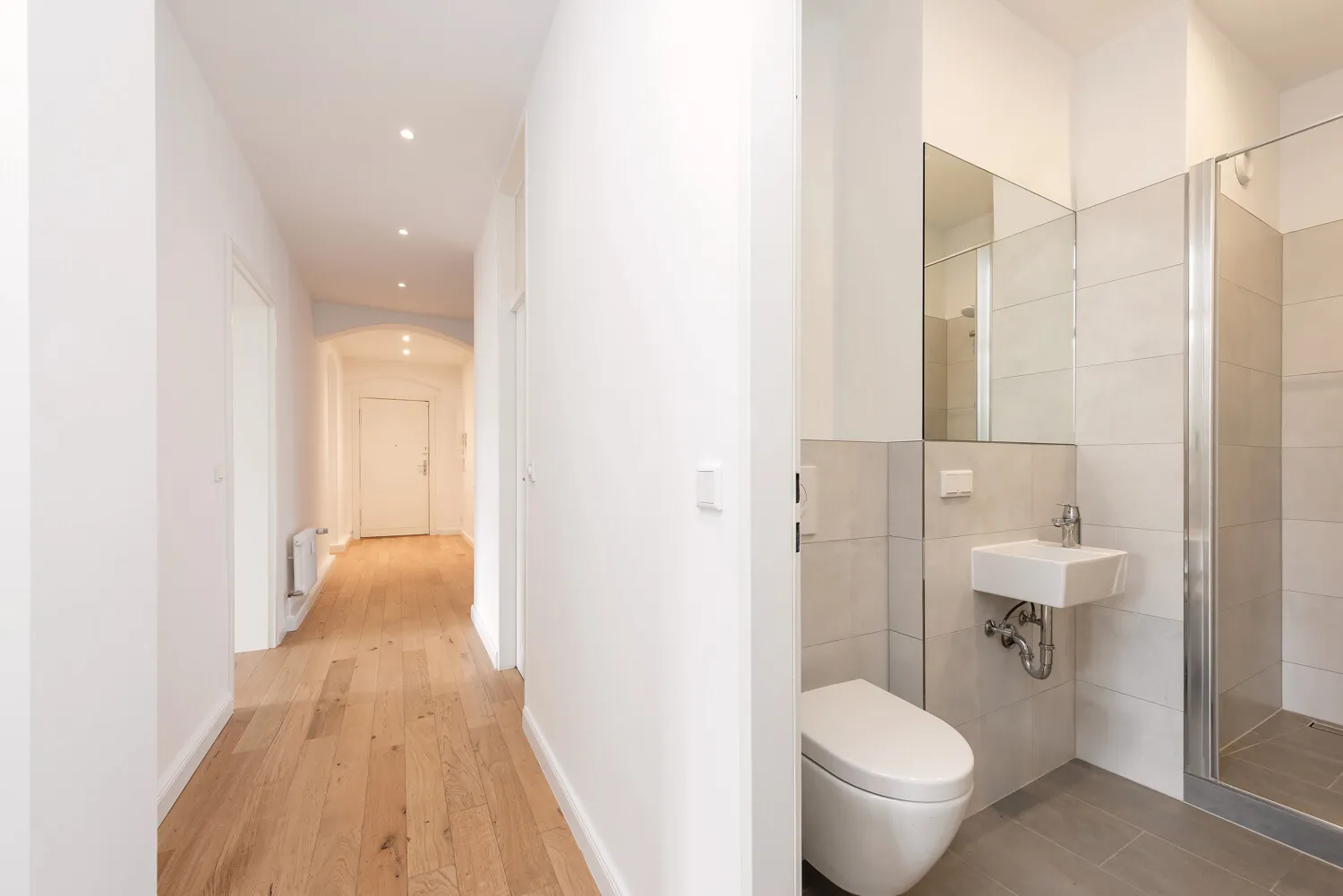 Flur mit Blick ins zweite Badezimmer