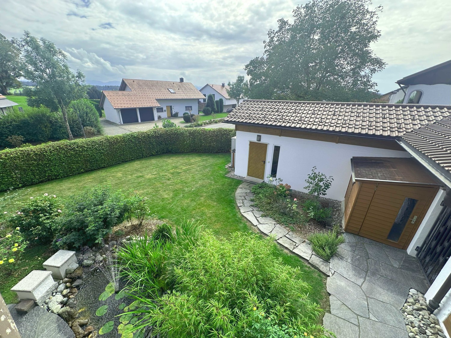 Blick Balkon in den Garten