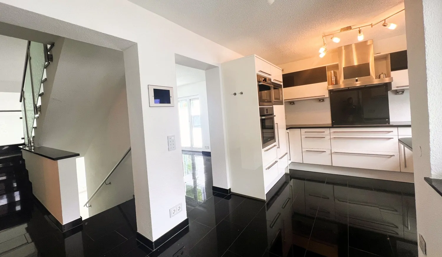 Küche zum Essbereich