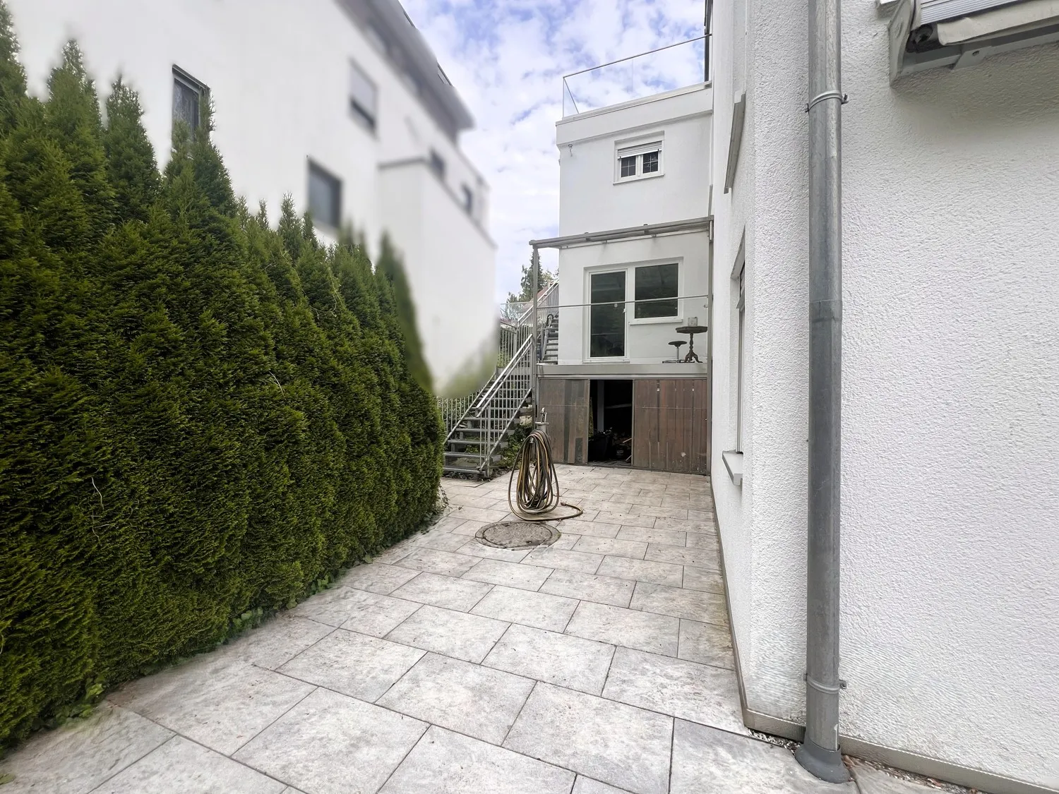 Seitlicher Terrassenbereich