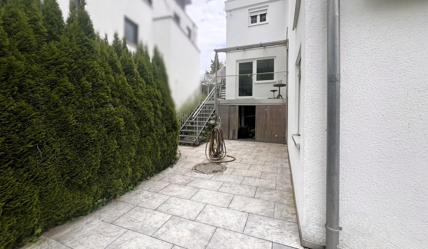 Seitlicher Terrassenbereich