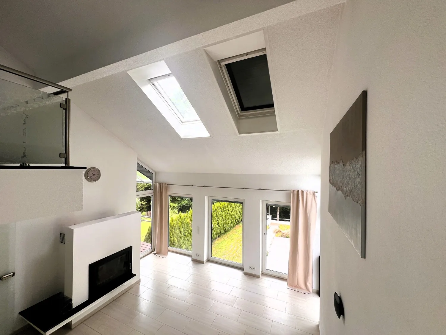 Blick vom Essbereich zum Wohnbereich