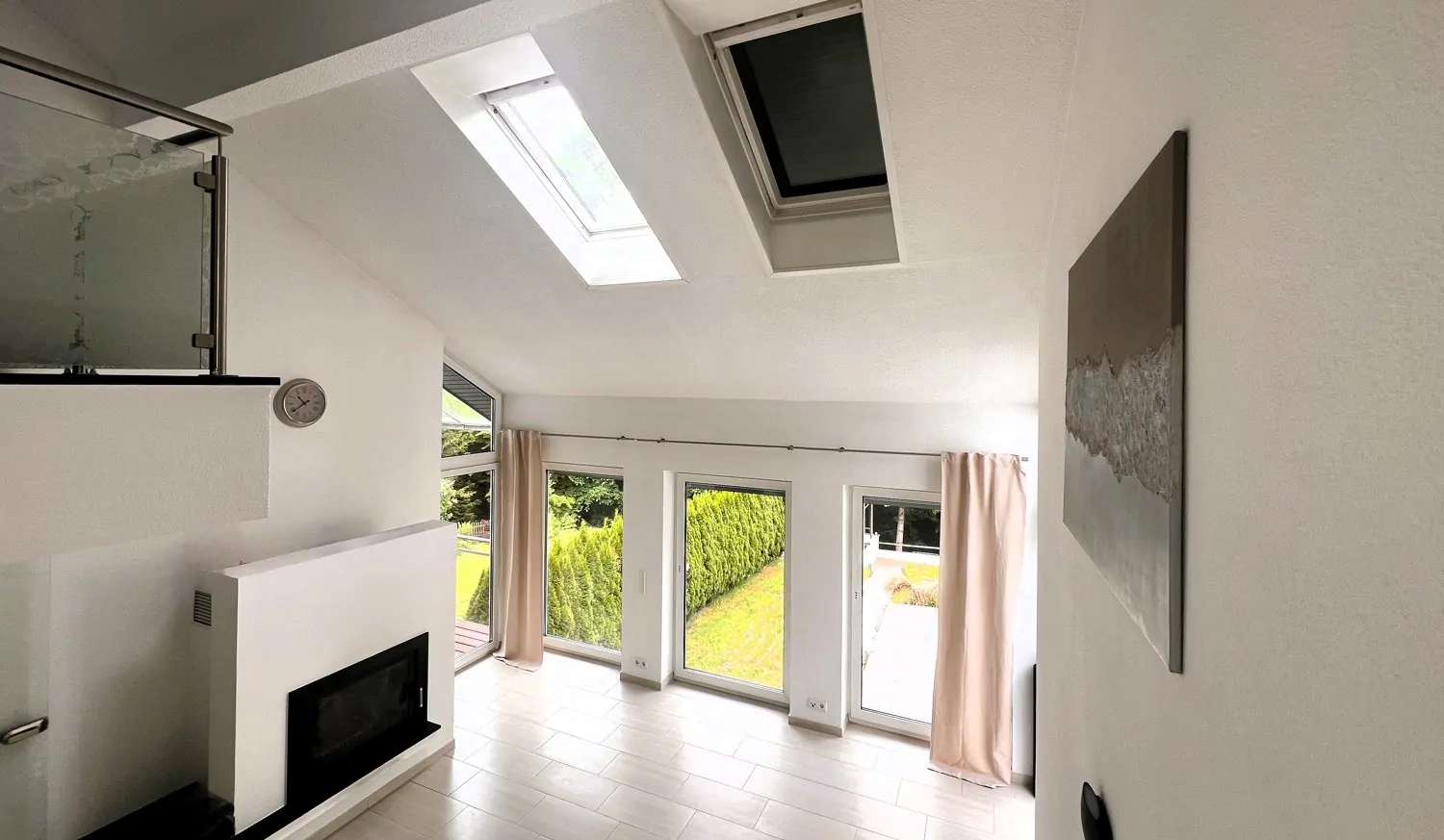 Blick vom Essbereich zum Wohnbereich