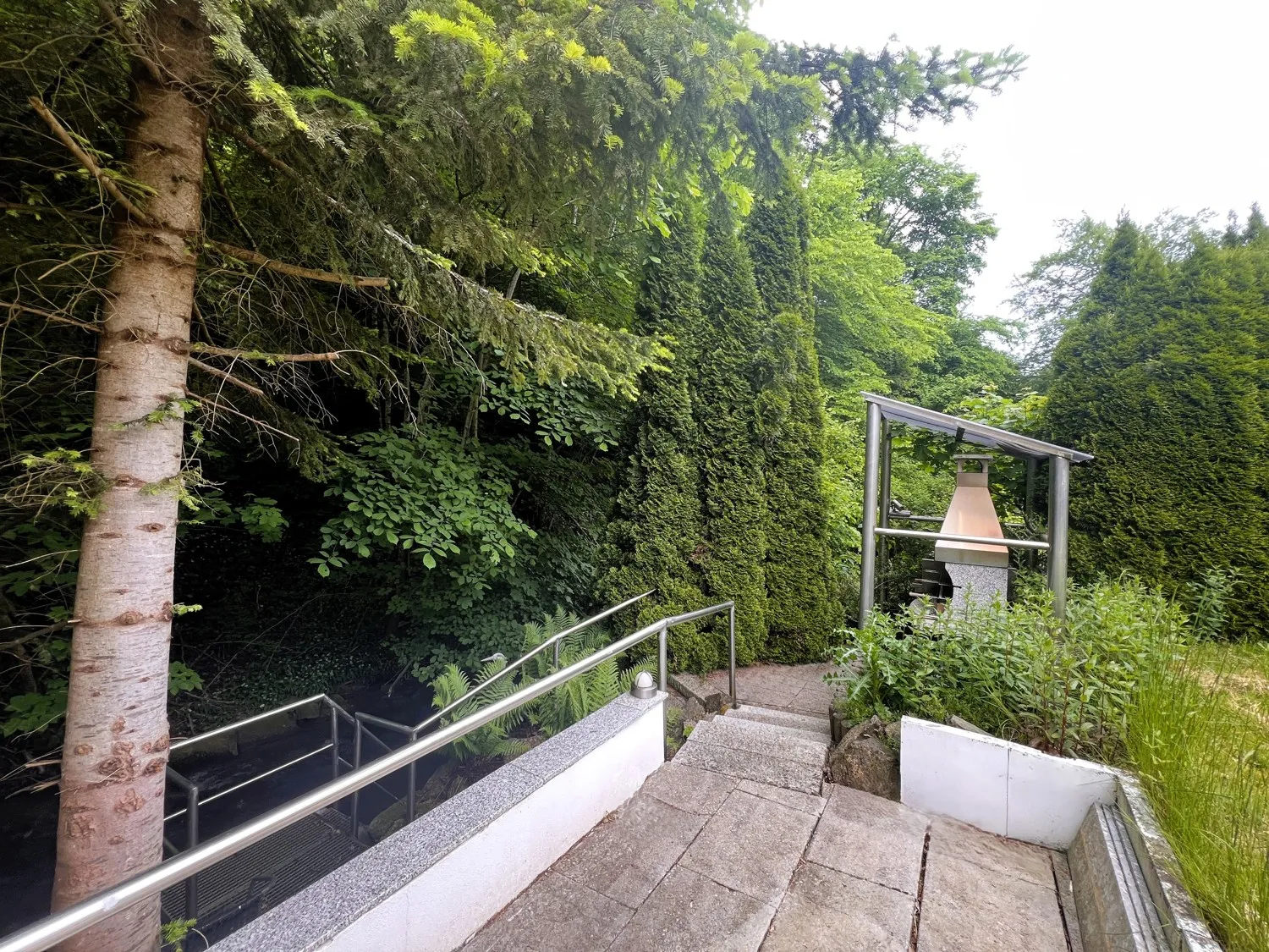 Gemauerter Grill mit Zugang zur Scherzach