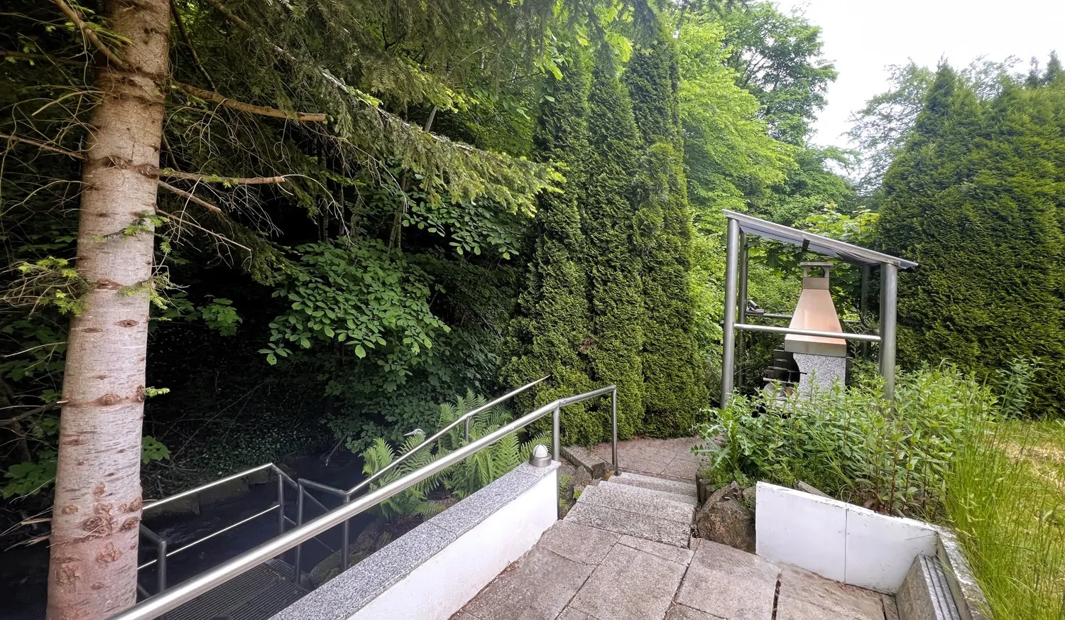 Gemauerter Grill mit Zugang zur Scherzach