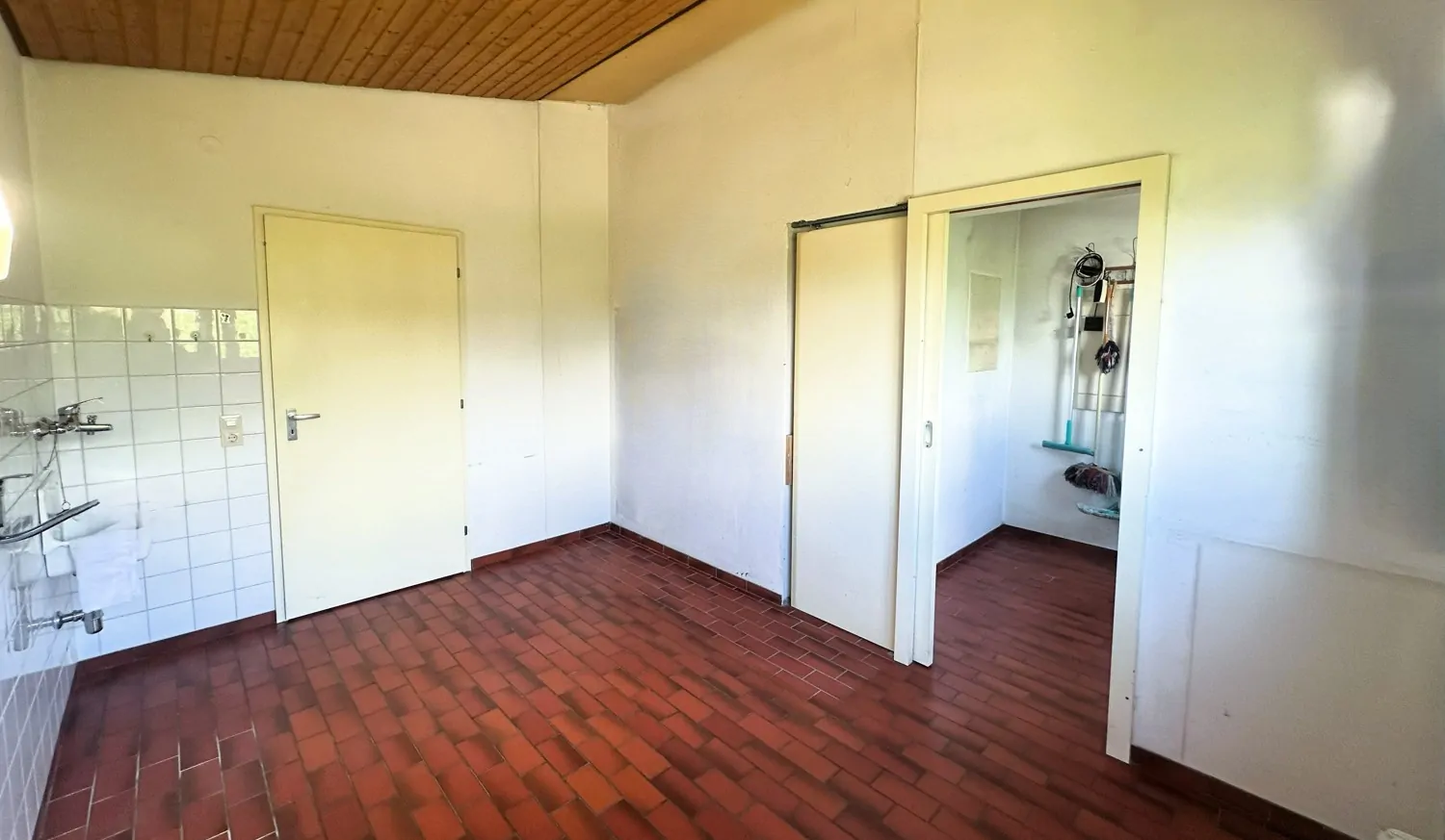 Küche mit Speisekammer