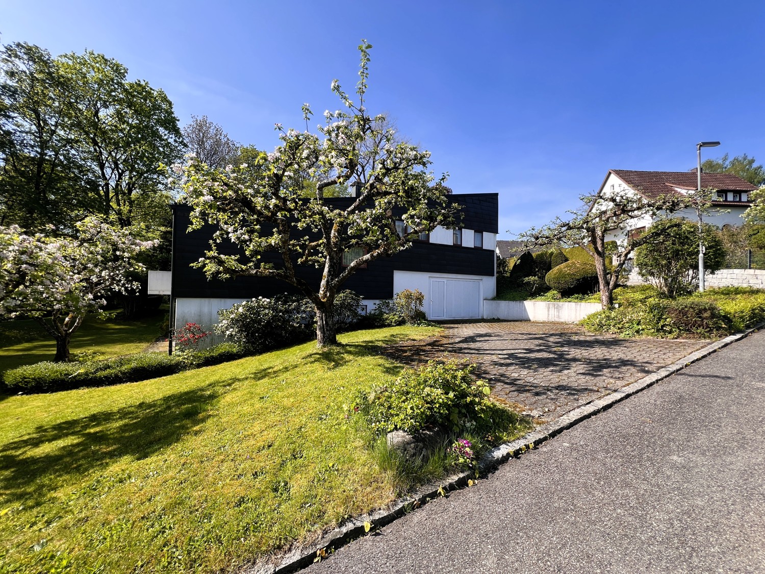 Seitenansicht mit Blick auf Garage
