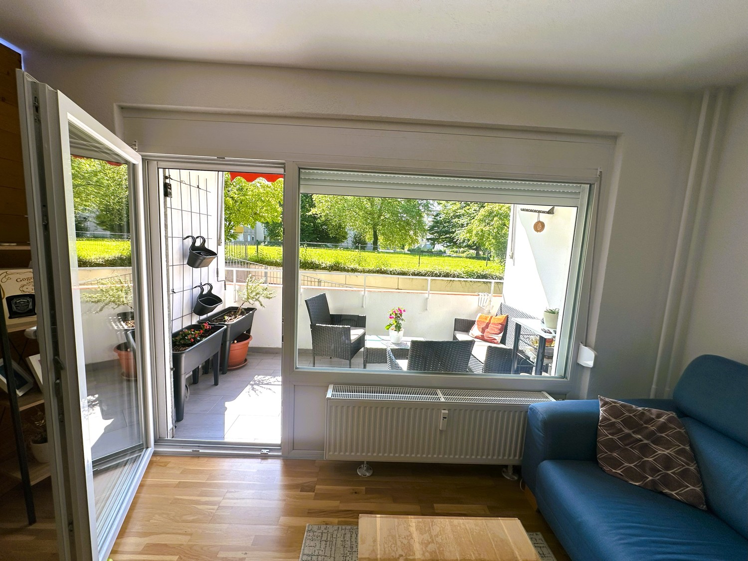 Wohnbereich mit Zugang auf die Loggia