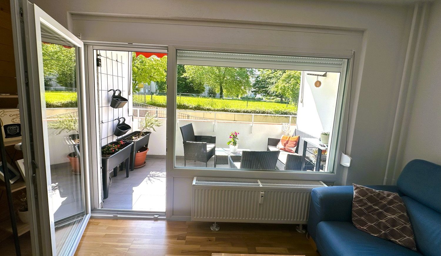 Wohnbereich mit Zugang auf die Loggia