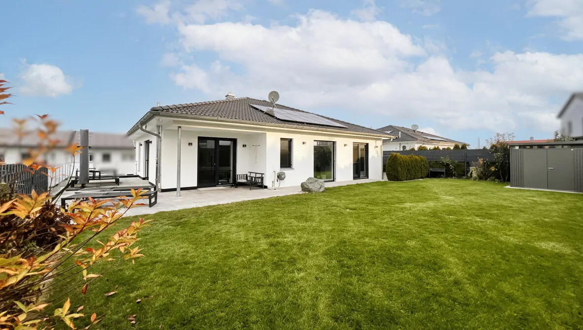 Garten mit Blick Rückansicht Haus