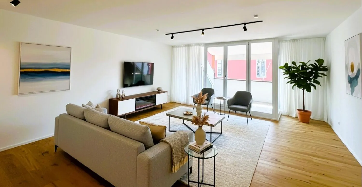 Wohnbereich mit Zugang zur Loggia / KI Homestaging