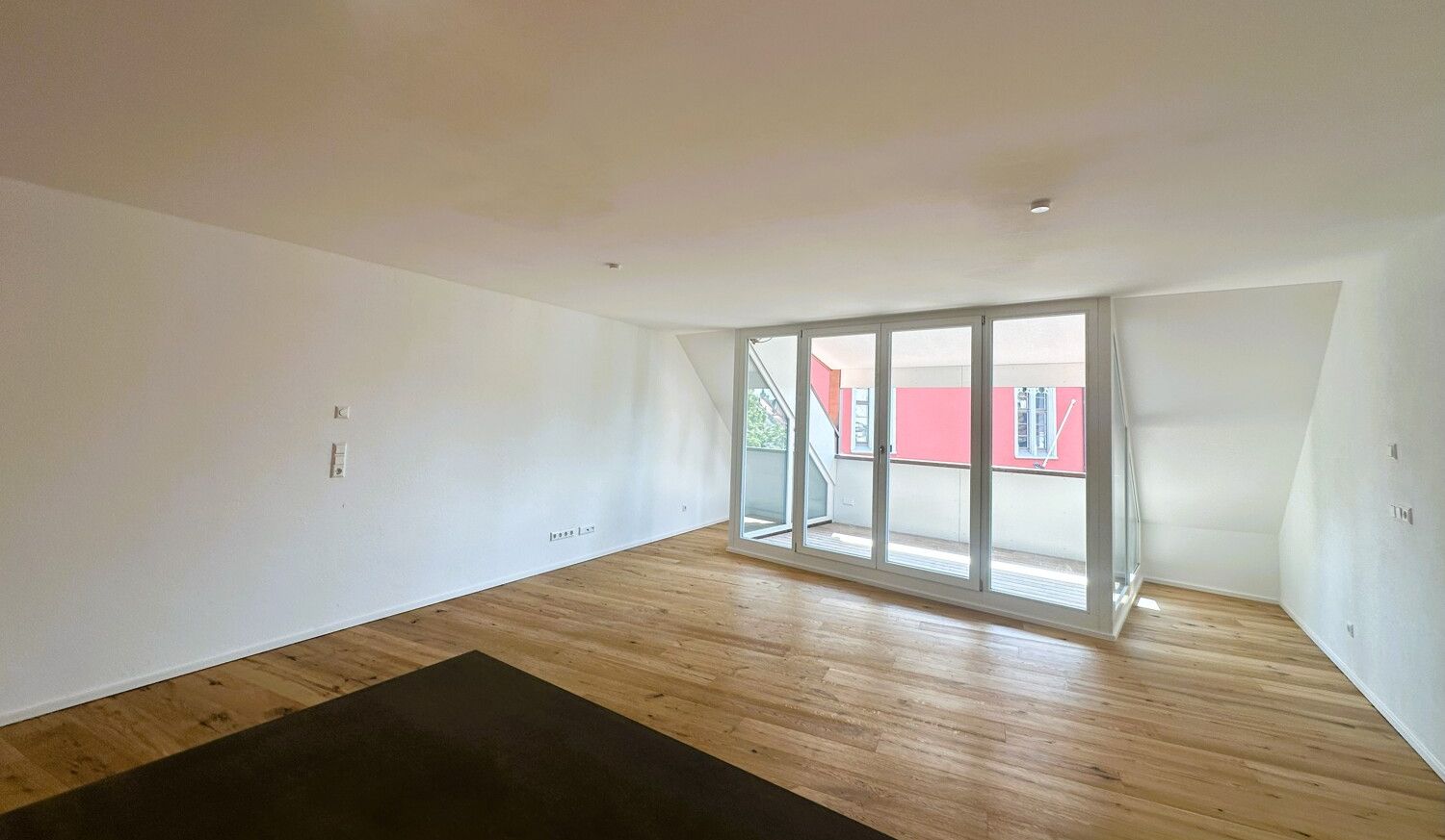 Wohnbereich mit Zugang zur Loggia
