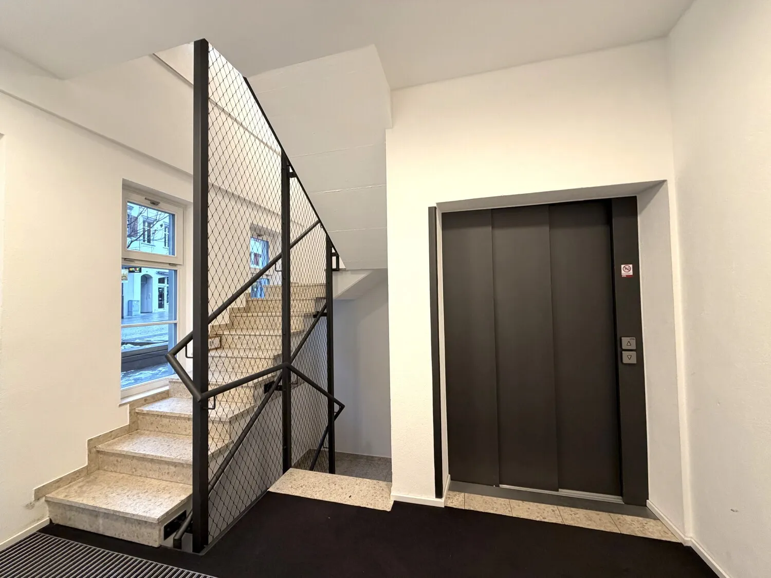 Treppenhaus/Personenaufzug