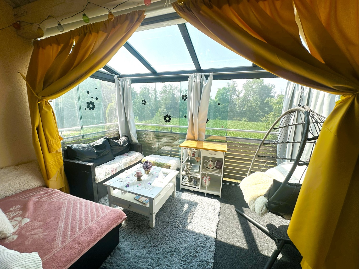 verglaste Loggia mit Weitblick ins Grüne