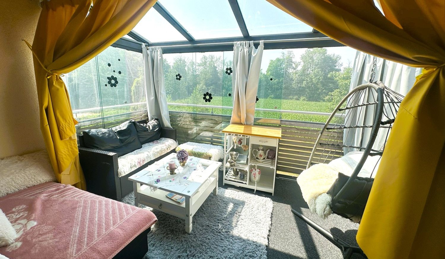 verglaste Loggia mit Weitblick ins Grüne