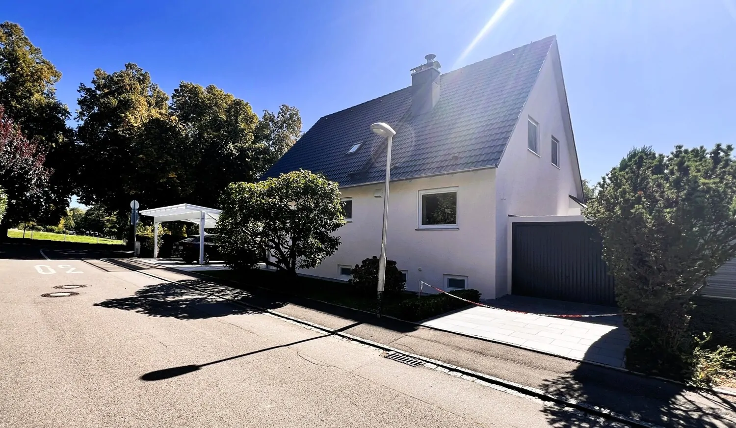 Seitliche Vorderansicht mit Garage