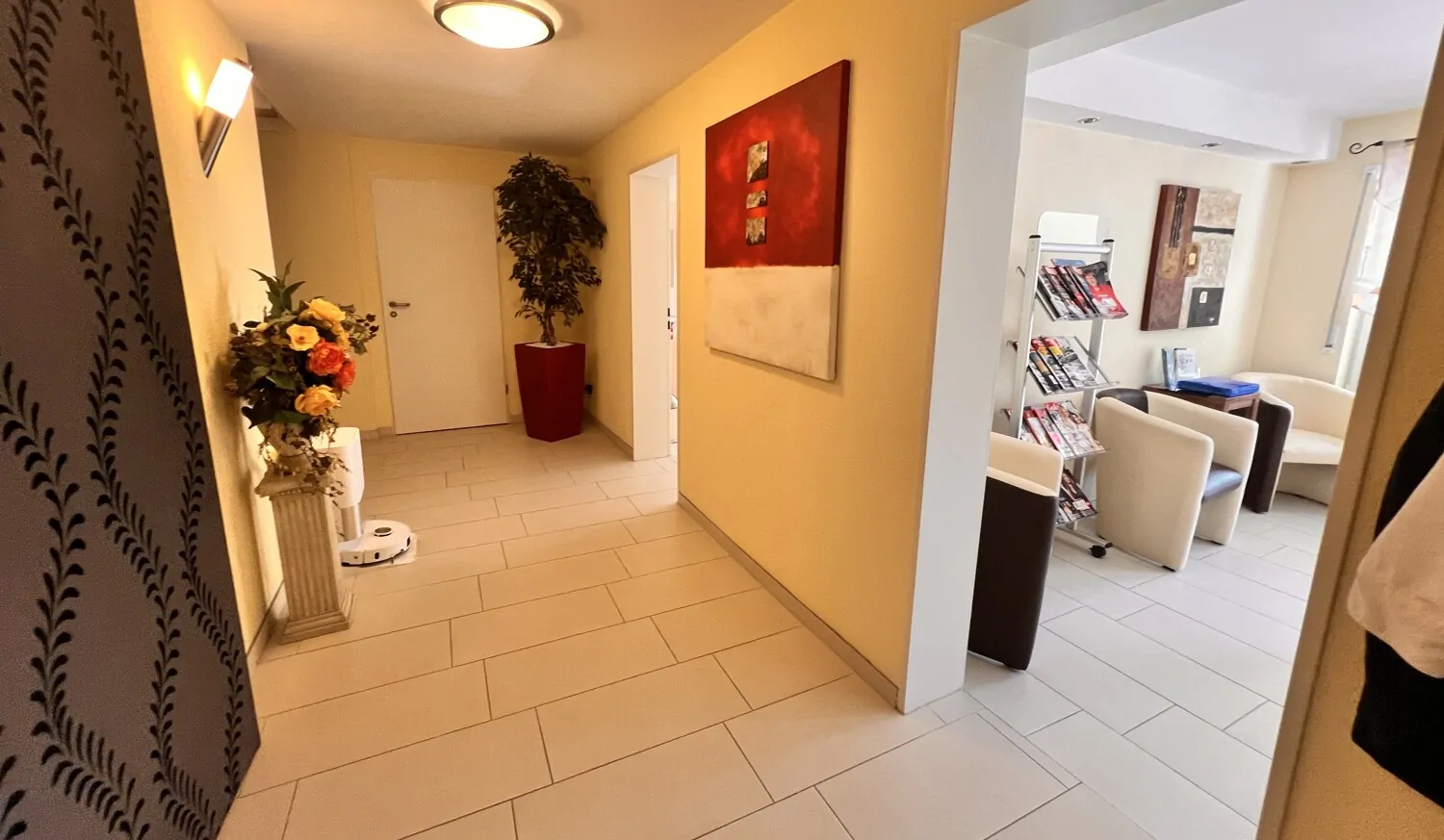 Flur mit Blick in Eingangsbereich Gartengeschoss