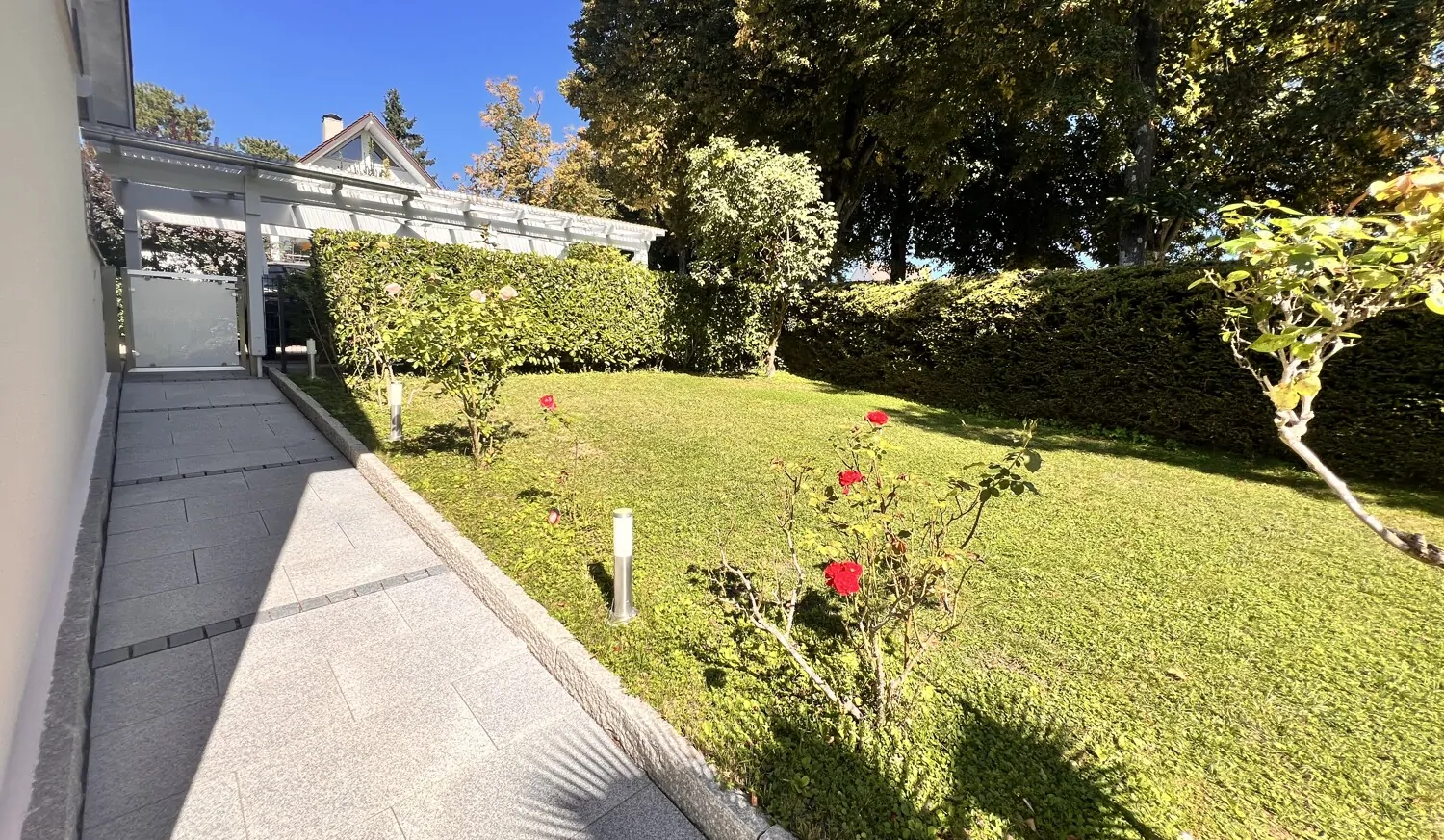 Seitlich Separater Eingang zu Gartengeschoss