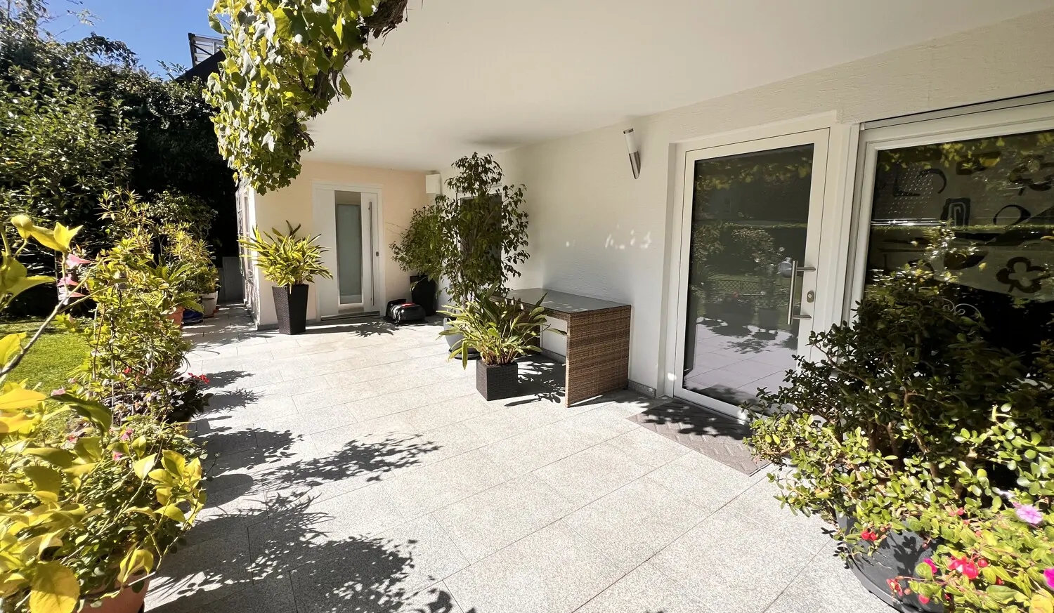 Terrasse und Eingang Gartengeschoss