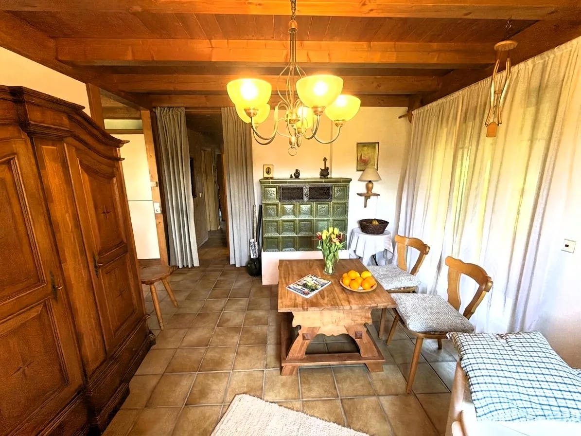 Wohnzimmer mit Kachelofen
