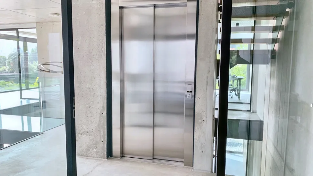 Personenaufzug im Gebäude