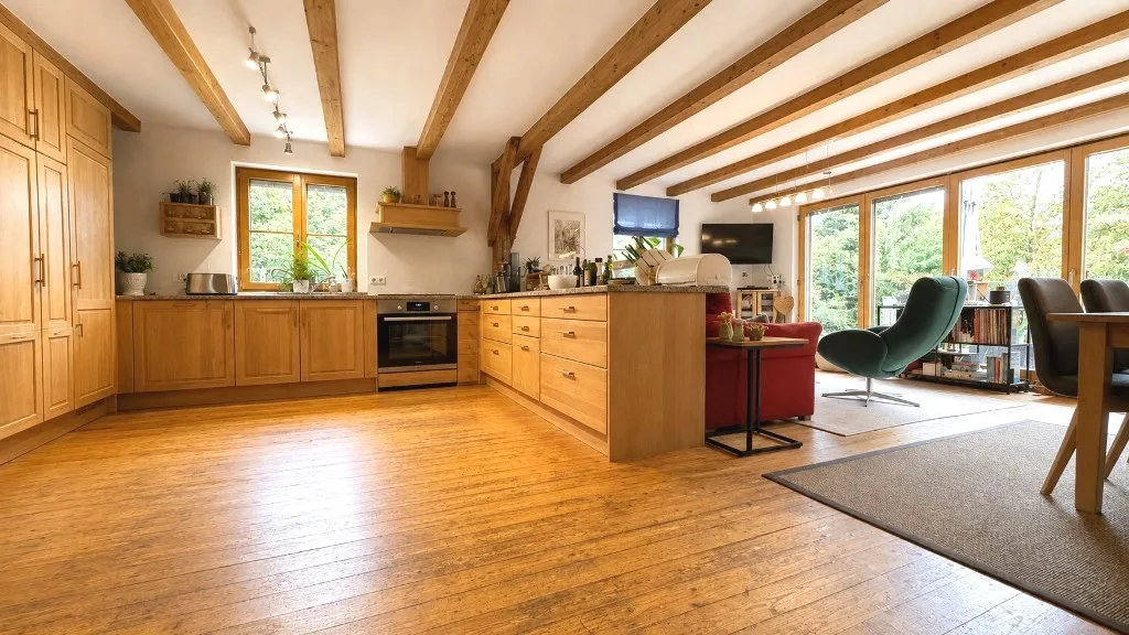 Offene Küche mit Wohn-/ Essbereich und Zugang zur Terrasse/Garten