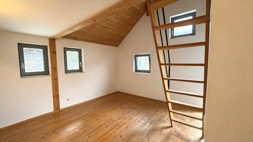 1-Zimmer-Appartement-Haus mit Treppe zur Schlafgalerie, Schwedenofen und Balkon