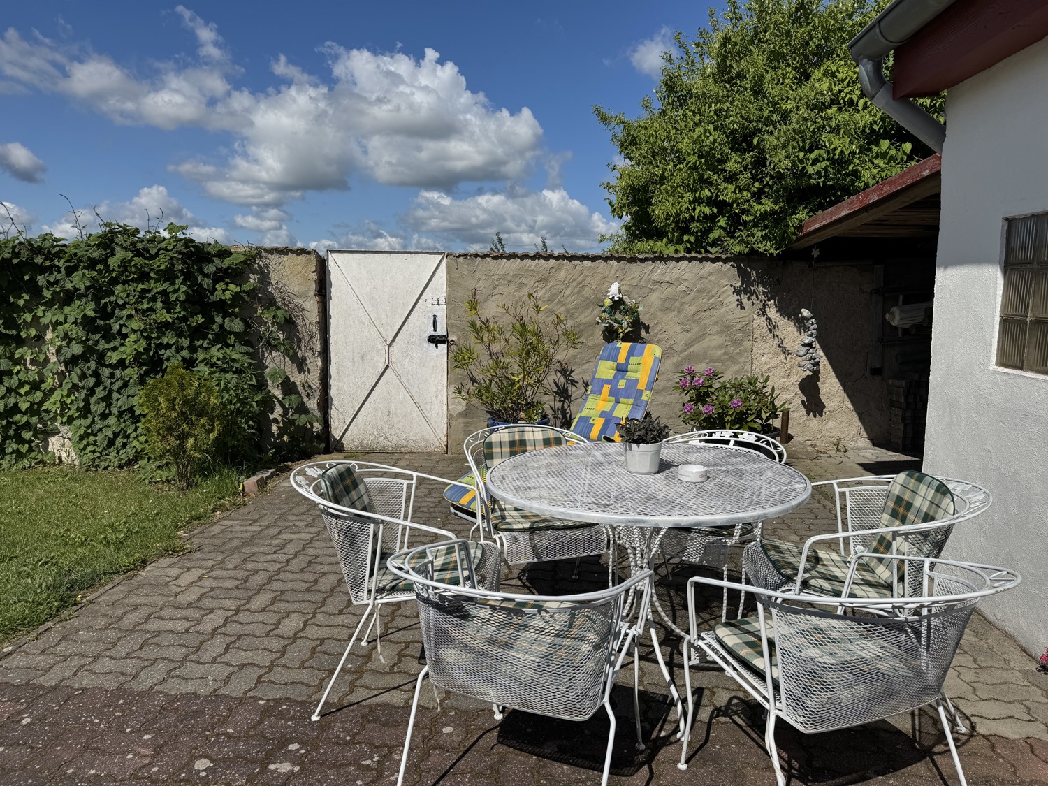 Terrasse am Nebengebäude
