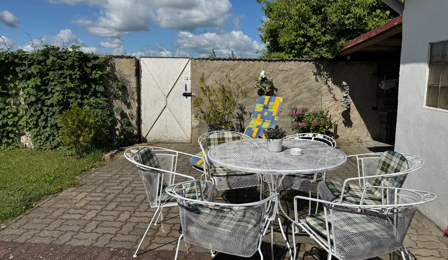 Terrasse am Nebengebäude