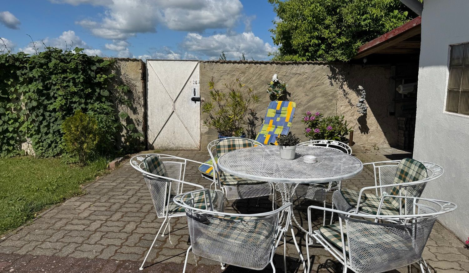 Terrasse am Nebengebäude
