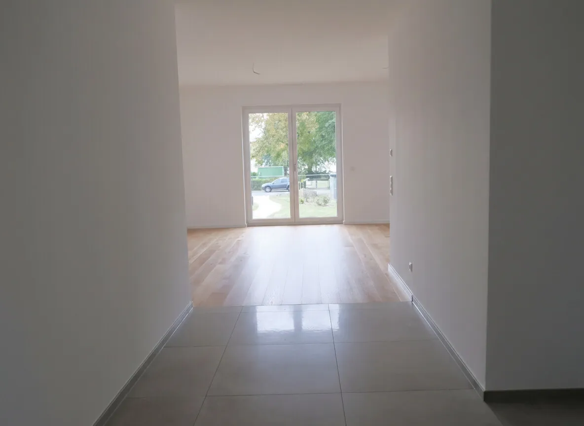 Blick vom Flur ins Wohnzimmer