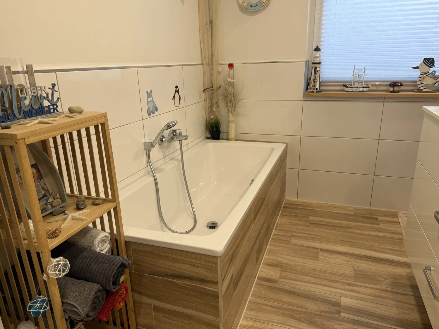 Bad mit Wanne und Dusche