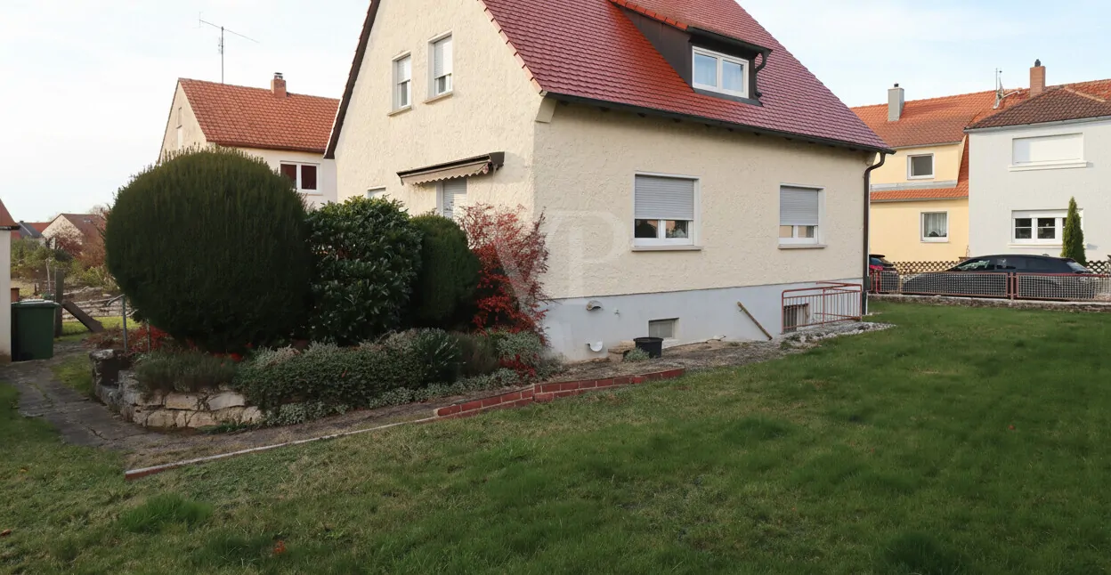 Großzügiges Familienhaus mit Gartenfreiheit und Raum für Visionen