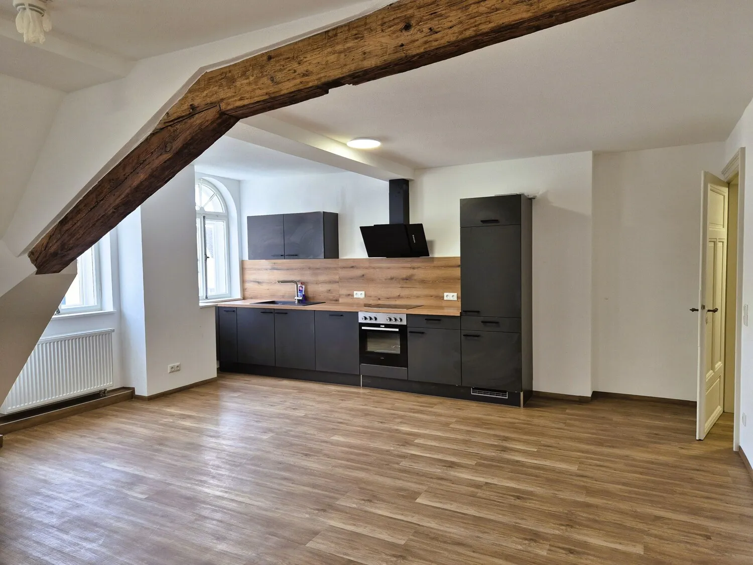 Moderne Wohnung mit Einbauküche und Aufzug frisch saniert im Herzen Gunzenhausens