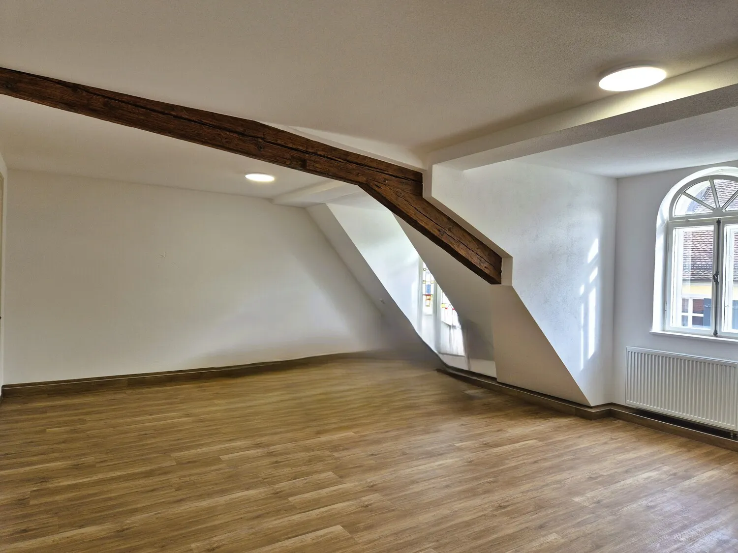 Moderne Wohnung mit Einbauküche und Aufzug frisch saniert im Herzen Gunzenhausens