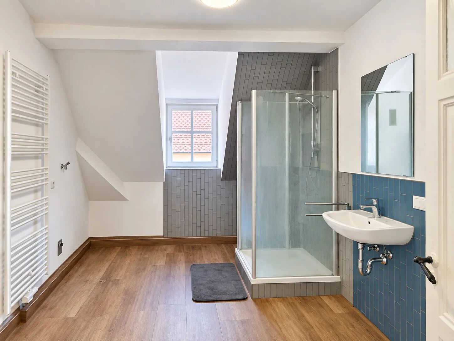 Helles modernes Dachbad mit Dusche