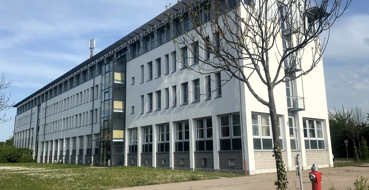 Verwaltungsgebäude Rückseite