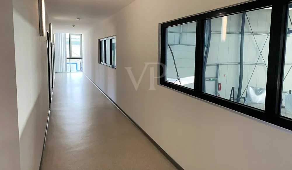 Flur mit Blick in die Halle