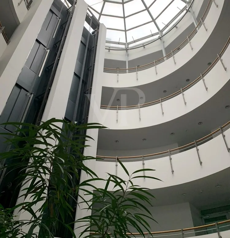 Foyer mit Innenaufzug OMGI