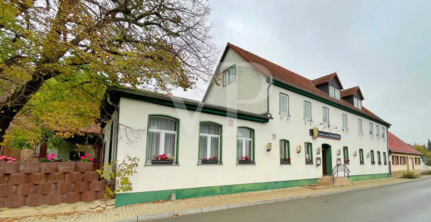 Historischer Dreiseitenhof: Einzigartiger Gasthof in Golmsdorf