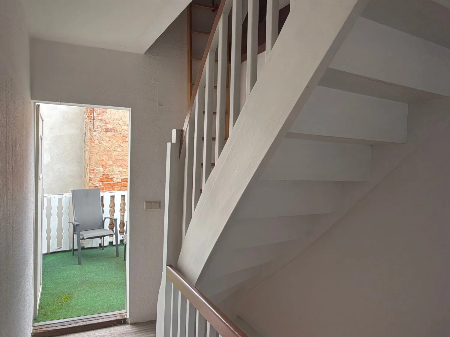 Treppenaufgang mit Blick zur Terrasse