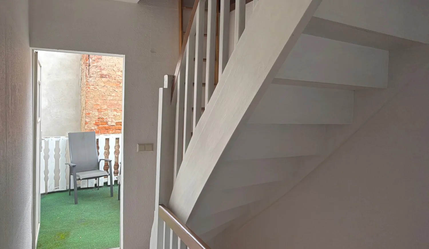 Treppenaufgang mit Blick zur Terrasse