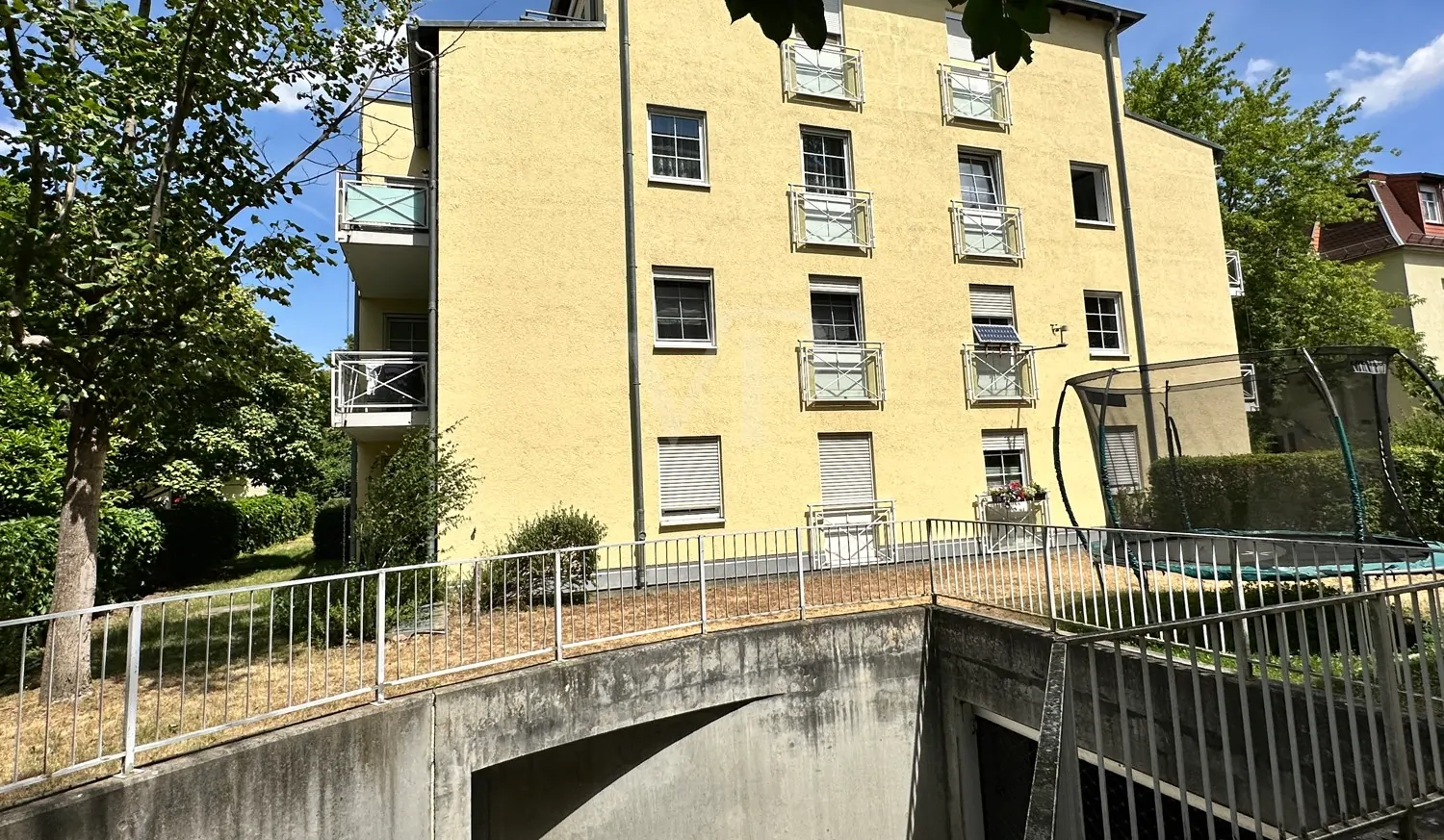 Außenansicht mit Tiefgarageneinfahrt