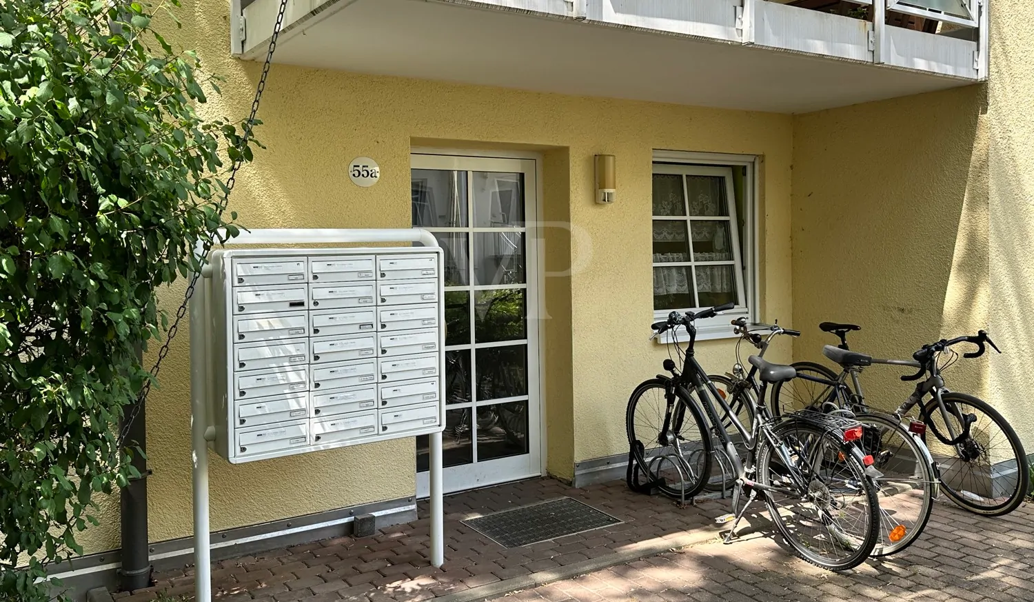 Haustür mit Briefkästen
