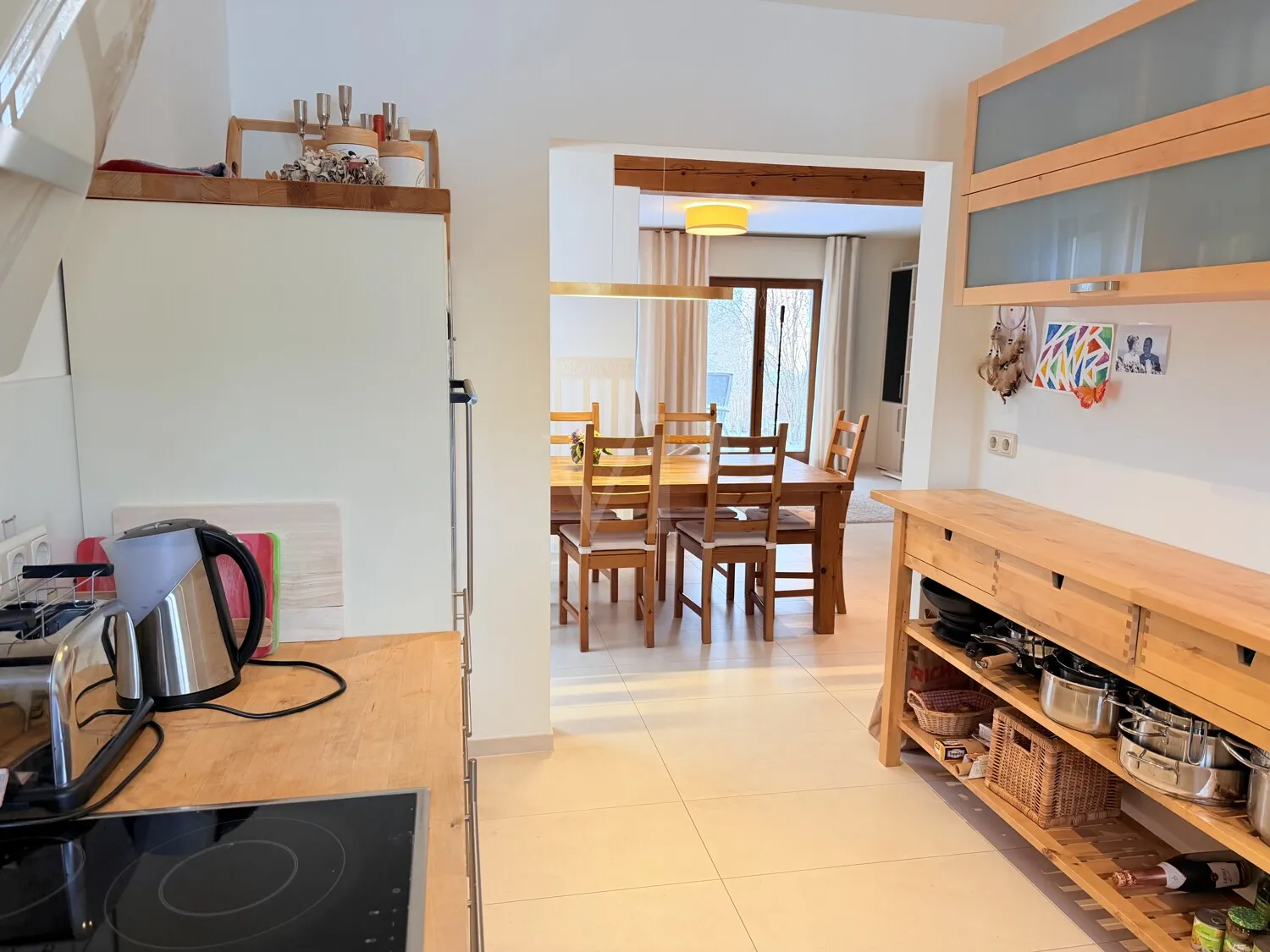 offene Wohnküche mit Blick in den Essbereich