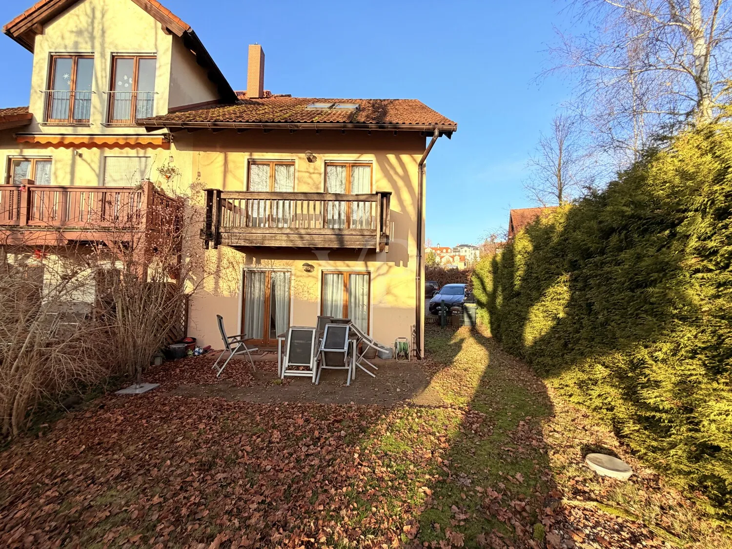 Blick vom Garten auf die Terrasse