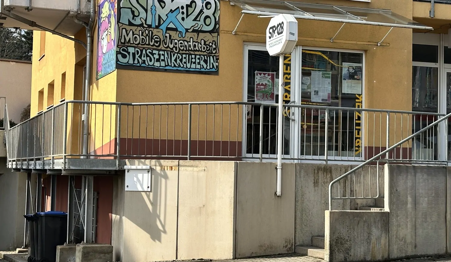 Blick von der anderen Straßenseite